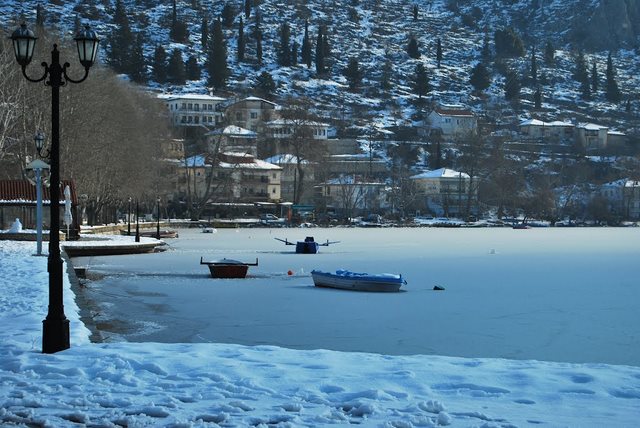 Η παγωμένη λίμνη της Καστοριάς