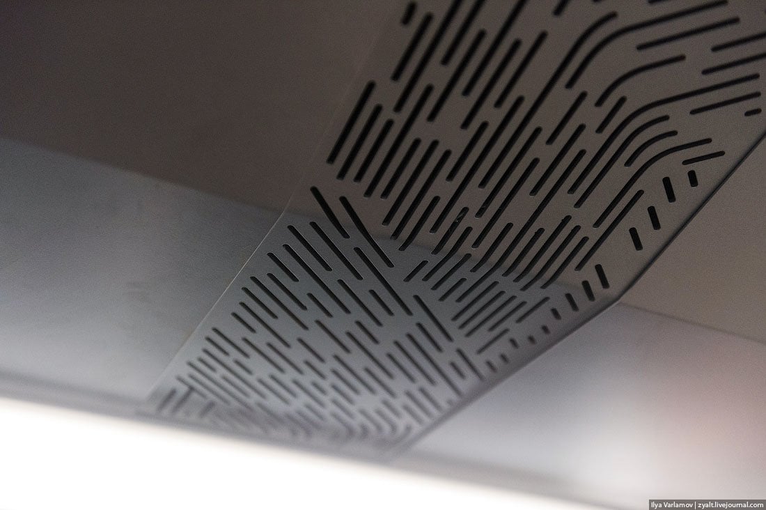 Πώς θα είναι το υπερσύγχρονο τραμ «Russian One» 57 The ceiling vents for air conditioning also double as speakers.