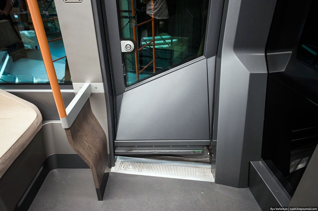 Πώς θα είναι το υπερσύγχρονο τραμ «Russian One» 61 The doors slide open and are operated by a touch screen.
