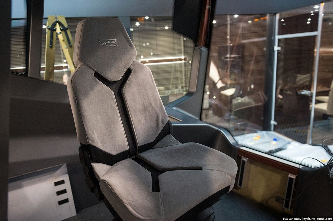 Πώς θα είναι το υπερσύγχρονο τραμ «Russian One» 59 The driver's seat, which is covered in artificial suede.