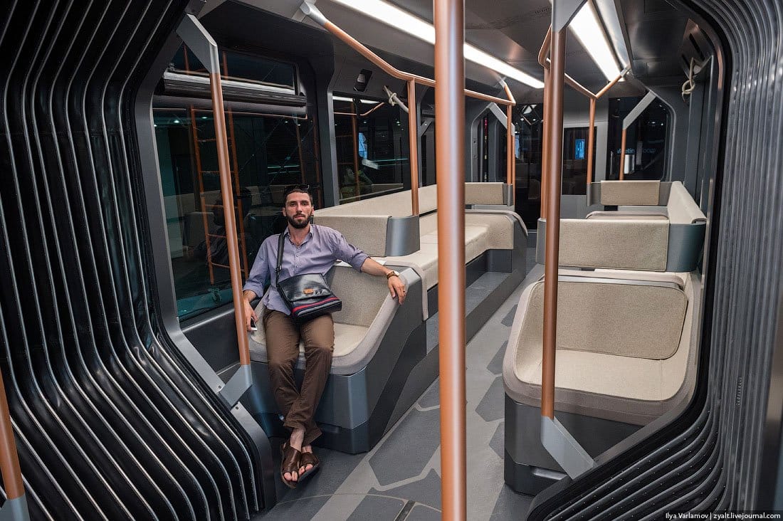 Πώς θα είναι το υπερσύγχρονο τραμ «Russian One» 63 The first-class portion of the Russian One features individual chairs with sofas in the rear.