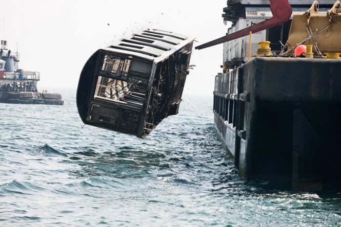 Τι γίνονται τα τρένα όταν γεράσουν - Καρέ καρέ πώς καταλήγουν τα πολυτελή βαγόνια στο βυθό του Ατλαντικού (10)