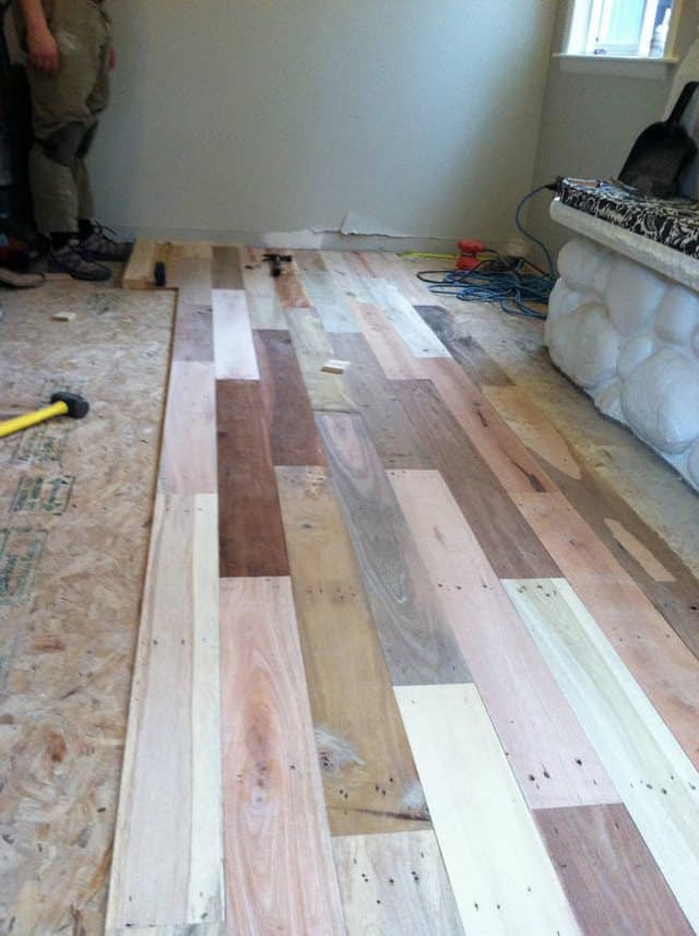 Μια οικογένεια για μήνες μάζευε ξύλινες παλέτες. Δείτε τι έφτιαξε..