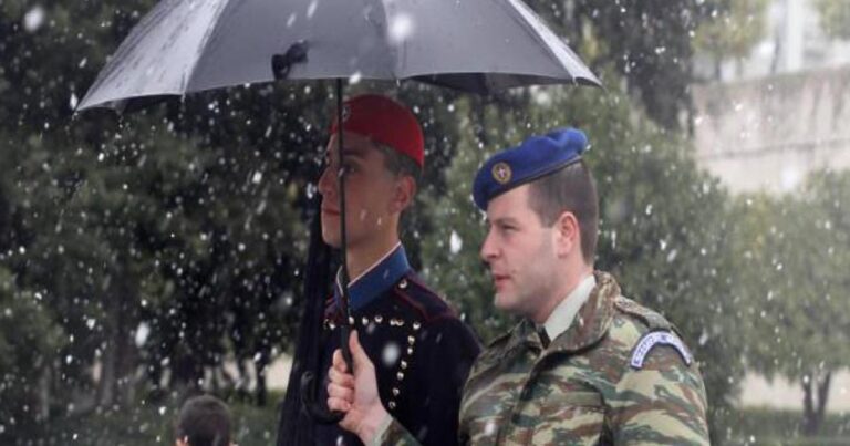 Δείτε τους χιονισμένους Εύζωνες που είναι στο πόστο τους παρά τις αντίξοες συνθήκες