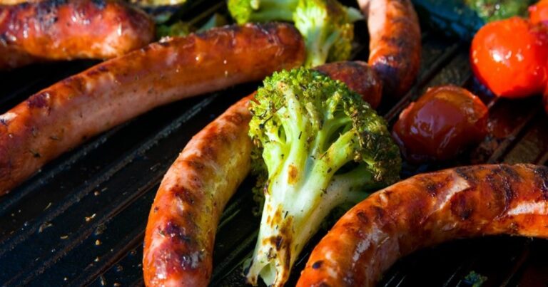 Η Τσικνοπέμπτη έρχεται! Ψήνεστε για λουκάνικα;