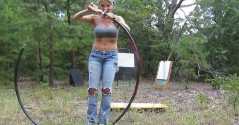 Έβαλε μπογιά μέσα στο χούλα χουπ! Oταν θα αρχίζει να χορεύει; Θα σας εντυπωσιάσει!