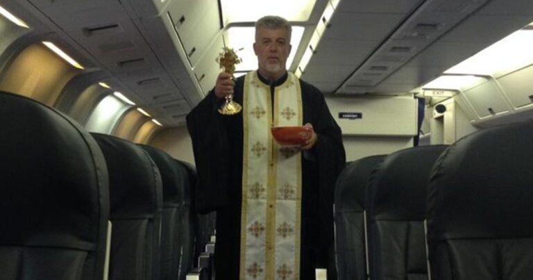 O ιερέας – πιλότος που ενώνει τους απόδημους με την πατρίδα