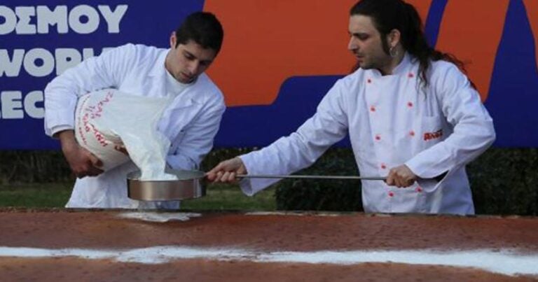 Στο βιβλίο Γκίνες οι αρτοποιοί της Αθήνας για την μεγαλύτερη βασιλόπιτα του κόσμου!