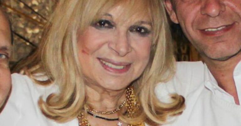 Η Αννα Φόνσου στα 75 με μίνι φούστα και μπότες πάνω από το γόνατο