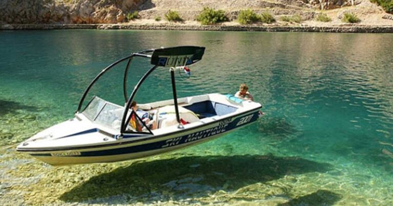 Εκπληκτικές φωτογραφίες από βάρκες που “αιωρούνται” πάνω σε κρυστάλλινα νερά!