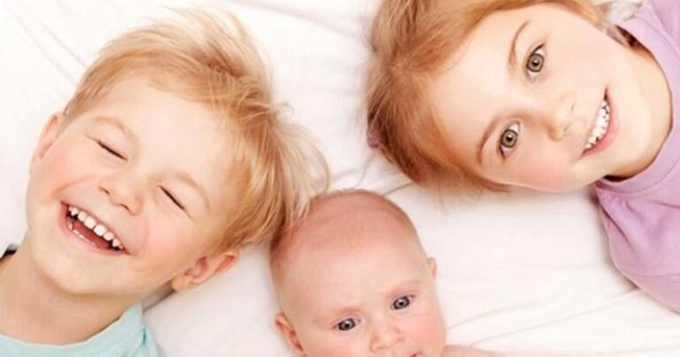 Μία τρίτεκνη μαμά μιλάει για τη καθημερινότητά της και συμβουλεύει: “Μην κάνετε τρίτο παιδί, εκτός αν…”