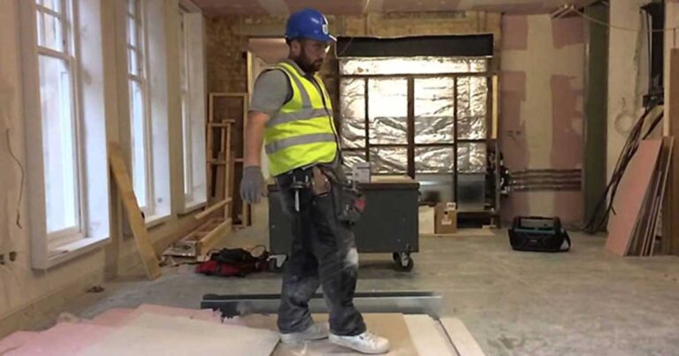 Αυτός ο μάστορας και το “μαγικό… σφυρί” του θα σας εντυπωσιάσει! (βίντεο)