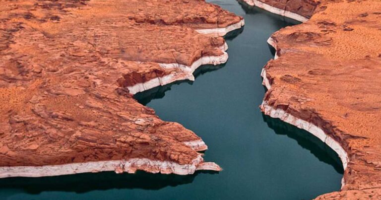 Η παράξενη λίμνη χωρίς καθόλου πράσινο!