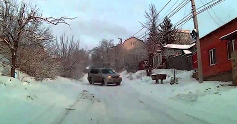 Ασυνήθιστο περιστατικό σε παγωμένο δρόμο της Ρωσίας! (βίντεο)
