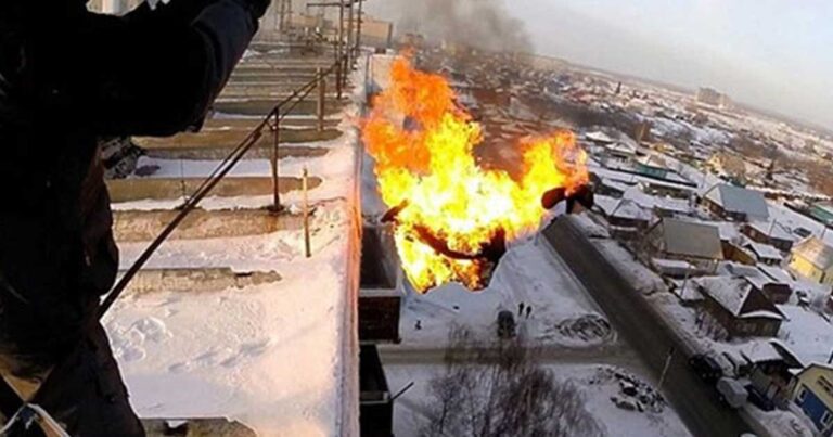 Eρασιτέχνης κασκαντέρ από την Ρωσία αυτοπυρπολήθηκε και έπεσε από 9ώροφο κτήριο στο χιόνι (βίντεο)