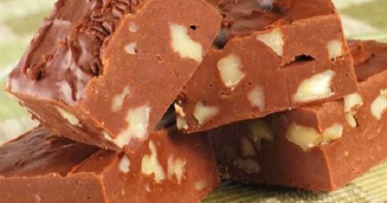 Πολύ εύκολο σοκολατένιο γλυκό ψυγείου μόλις με 3 υλικά!