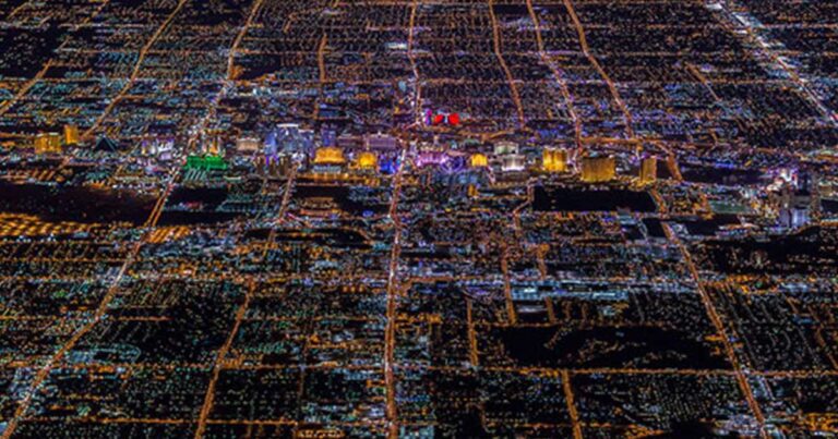 Το φανταχτερό Λας Βέγκας τη νύχτα σε ύψος 3.500 μέτρων!