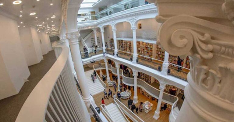 Δείτε ένα πανέμορφο και εντυπωσιακό βιβλιοπωλείο!