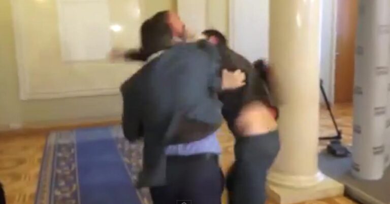 Δείτε τι απίστευτο ξύλο έπεσε μεταξύ βουλευτών στην Βουλή της Ουκρανίας! (βίντεο)