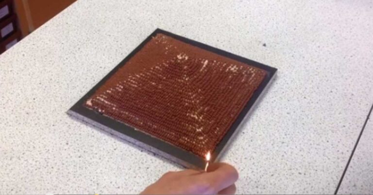 Έφτιαξε μια πυραμίδα με 5.000 σπίρτα και της έβαλε φωτιά! Το αποτέλεσμα; Εντυπωσιακό! (βίντεο)