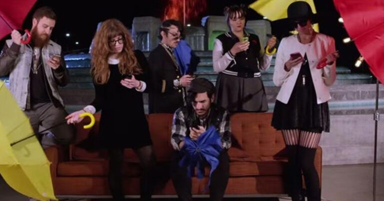 Πώς θα ήταν η πολυαγαπημένη σειρά τα «Φιλαράκια» εάν γυρίζονταν το 2015; (βίντεο)