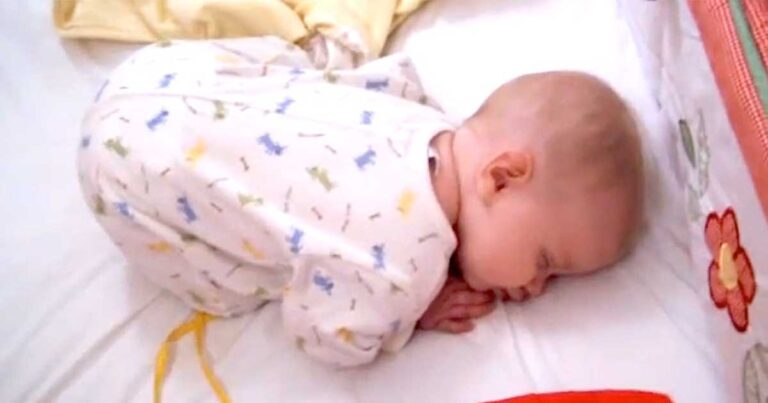 Μια μαμά προσπαθεί να ξυπνήσει το κουρασμένο μωράκι της. Μετά από λίγα δευτερόλεπτα; Θα σας κλέψει την καρδία! (βίντεο)