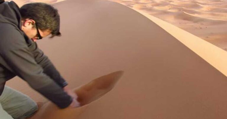 Ένας άντρας παίζει με την άμμο. Όταν ξεκίνησε να σκάβει; Γίνεται κάτι το μοναδικό!