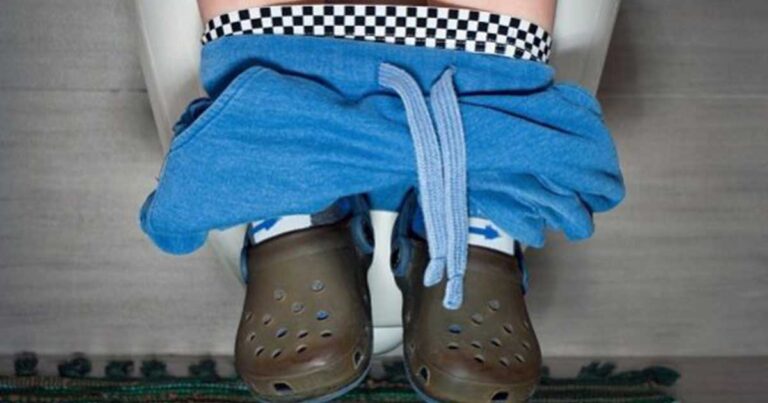 Μια μητέρα ηχογραφεί τον 3 ετών γιο της, καθώς μονολογεί μόνος του στην τουαλέτα!