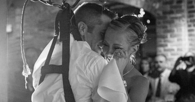 Το πιο συγκινητικό δώρο γάμου: Σηκώθηκε από το αναπηρικό καροτσάκι για να χορέψει με την γυναίκα του τον πρώτο χορό!