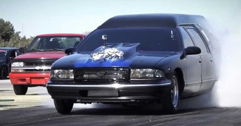 Η απίστευτη νεκροφόρα με τα 1.000 άλογα για ένα αξέχαστο τελευταίο… ταξίδι! (βίντεο)