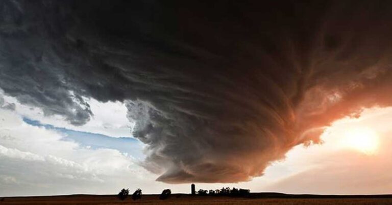 Φοβερές φωτογραφίες από αστραπές, τυφώνες και ανεμοστρόβιλους!