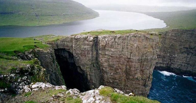 Η λίμνη που βρίσκεται πάνω στον ωκεανό!