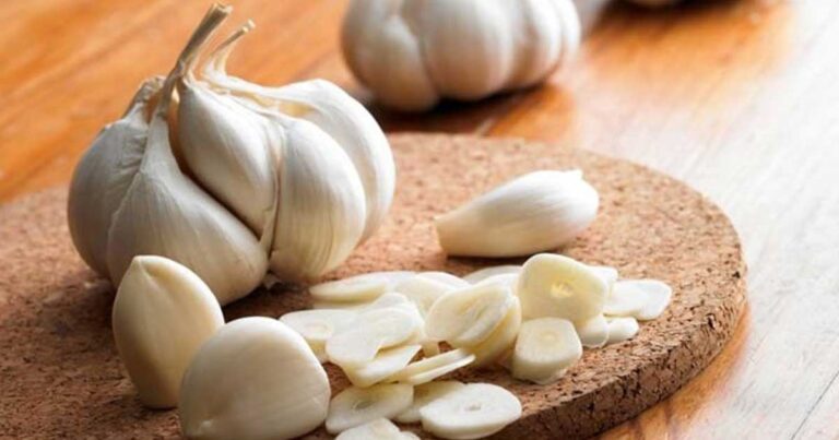 Δείτε τι απίστευτο συμβαίνει όταν βάλετε ψιλοκομμένο σκόρδο στα πέλματα σας!