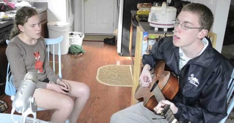 Δυο ντροπαλά αδέρφια τραγουδούν στη κουζίνα. Σίγουρα μια από τις καλύτερες διασκευές που έχετε ακούσει (βίντεο)