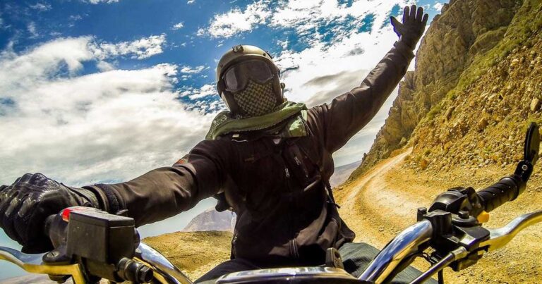 Γύρισε 36 χώρες μέσα σε 600 ημέρες και έκανε 125,946 μίλια με μια μηχανή. Ένα συγκλονιστικό βίντεο