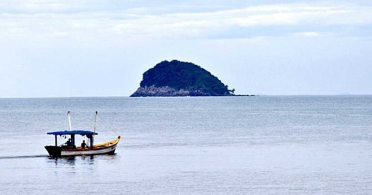 Ο άνθρωπος που ζει σε ένα έρημο νησί και έχει την καλύτερη δουλειά στον κόσμο!