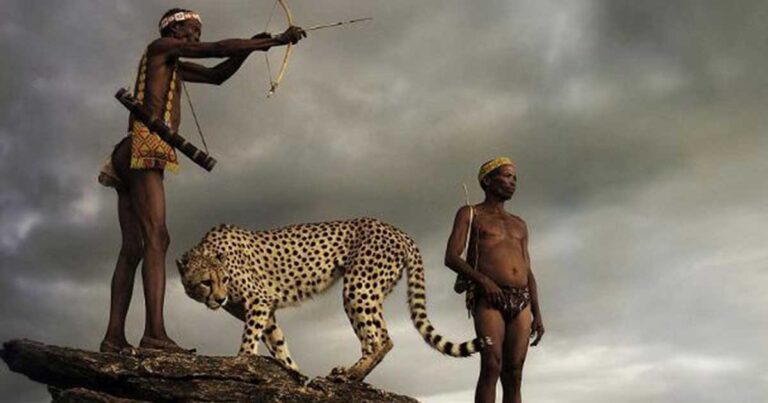 Εικόνες από την αρχαιότερη φυλή του κόσμου που κυνηγούν παρέα με ένα άγριο τσιτάχ!