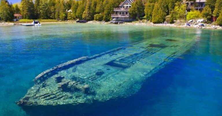 Εικόνες από την εντυπωσιακή λίμνη με τα 22 ναυάγια!