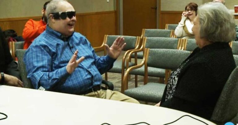 Tυφλός άντρας βλέπει για πρώτη φορά την γυναίκα του με την βοήθεια βιονικών γυαλιών! Ένα συγκινητικό βίντεο.