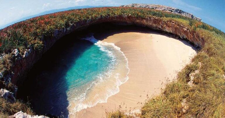 «Η ακτή του έρωτα»: Η πανέμορφη παραλία που δημιουργήθηκε από… βομβαρδισμό.