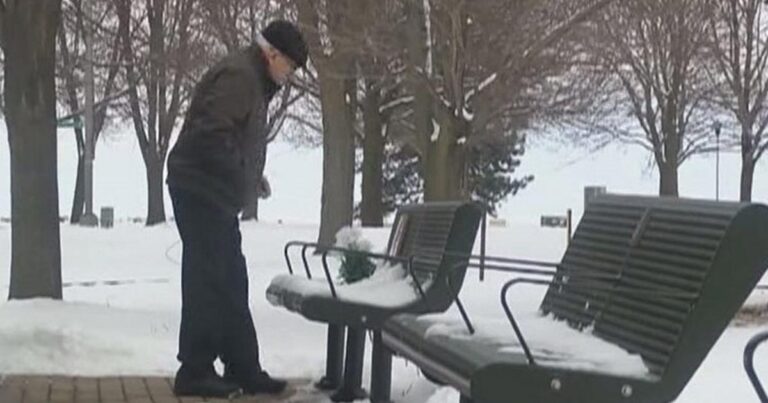 Αρχικά θα νομίζετε ότι απλά στέκεται πάνω από το παγκάκι. Η αλήθεια όμως είναι πολύ πιο συγκινητική