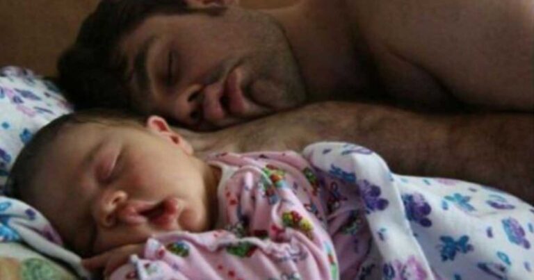 Αξιολάτρευτες φωτογραφίες από μπαμπάδες με τα μωράκια τους που κοιμούνται μαζί!