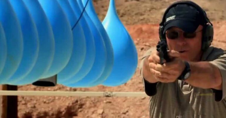 Πόσα μπαλόνια με νερό χρειάζονται για να σταματήσουν μια σφαίρα; (βίντεο)