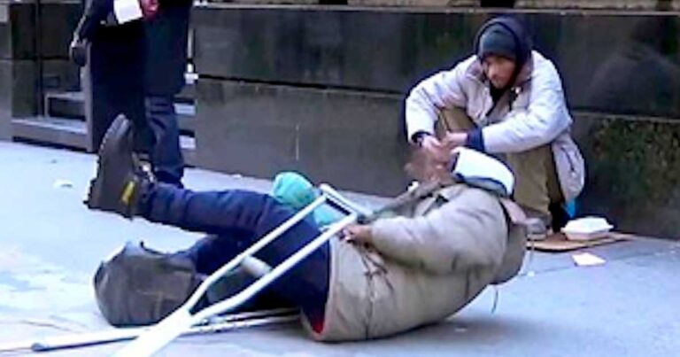 Ένας “άστεγος” άντρας πέφτει κάτω στο δρόμο. Αυτός που τον βοήθησε θα σας ραγίσει την καρδία…