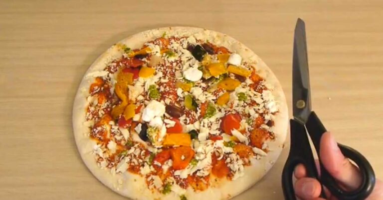 Κόβει την πίτσα με ψαλίδι! Ο λόγος; Ξεκαρδιστικός αλλά και πανέξυπνος! (βίντεο)