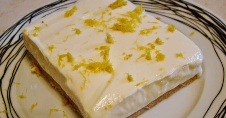 Απίθανη συνταγή για γλυκό με μπισκότα και γιαούρτι!