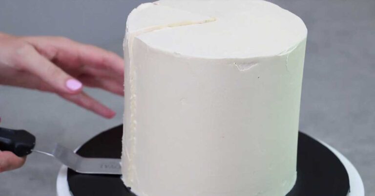 Πήγε να κόψει την τούρτα που έφτιαξε. Τι είχε στο εσωτερικό της; Κάτι πολύ εντυπωσιακό! (βίντεο)