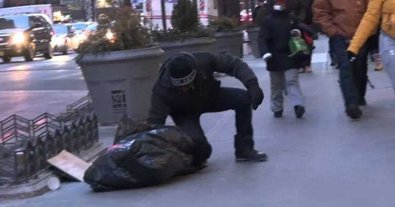 Aυτό το άστεγο αγόρι έτρεμε από το κρύο χωρίς παλτό. Αυτός που το βοήθησε; Θα χάσετε την πίστη σας στην ανθρωπότητα…