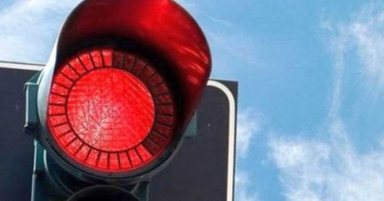 Δείτε τι παθαίνουμε όταν σταματάμε στα φανάρια