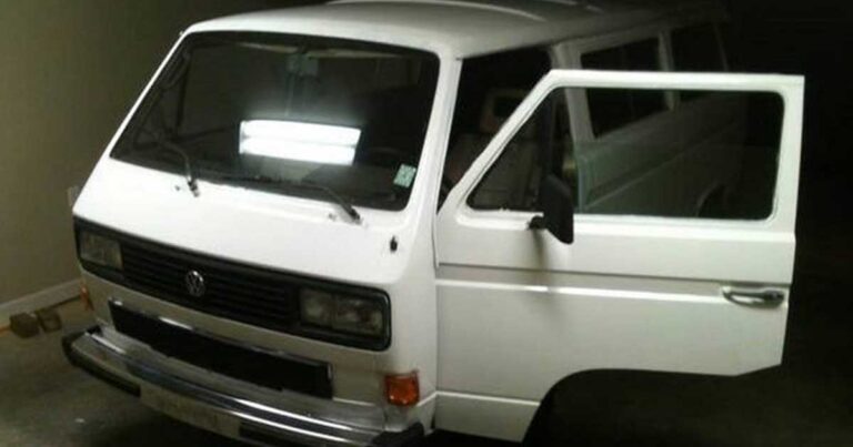 Αυτός ο άνθρωπος φώναξε αγνώστους να ζωγραφίσουν το λευκό του Βαν. Δείτε το αποτέλεσμα